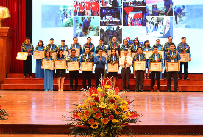 Các cán bộ đoàn, đoàn viên xuất sắc tiêu biểu được tuyên dương khen thưởng. Ảnh: N.T.