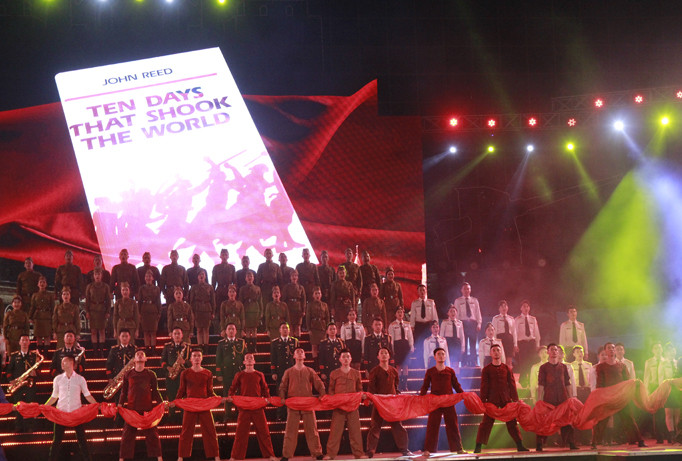 Hình ảnh trong chương trình nghệ thuật "10 ngày rung chuyển thế giới". Ảnh: Thu Ngà.