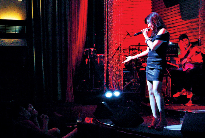 Trăm nẻo nghề chủ phòng trà