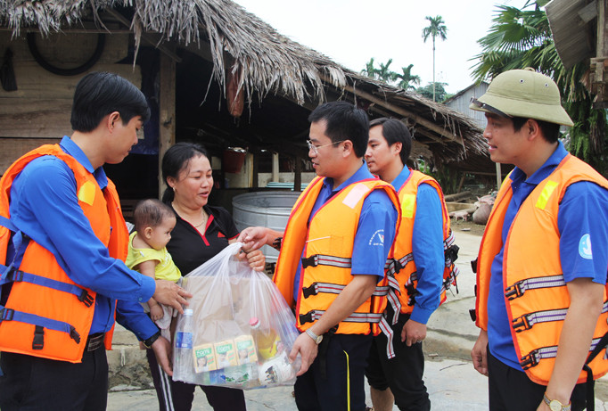 Thắm màu xanh tình nguyện