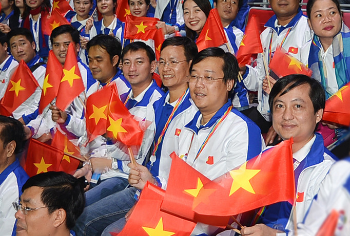 Bí thư thứ nhất T.Ư Đoàn, Lê Quốc Phong (thứ hai từ phải sang) cùng đoàn đại biểu Việt Nam tại Lễ khai mạc Liên hoan. Ảnh: Xuân Tùng.