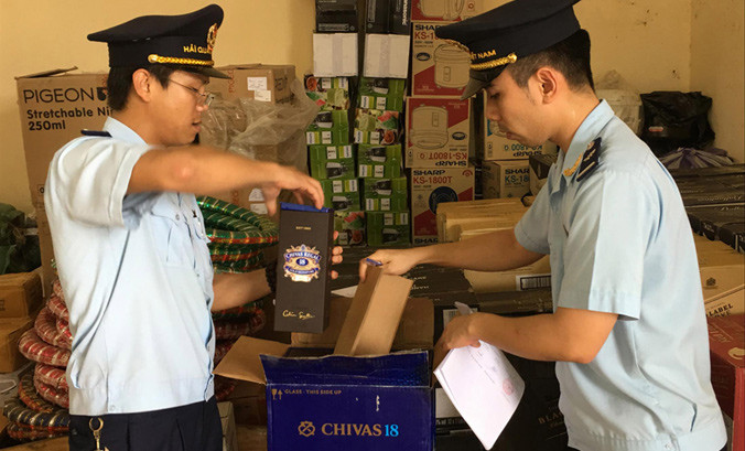 Cán bộ hải quan kiểm tra hàng hóa tại cửa khẩu. Ảnh minh họa: Tuấn Nguyễn.