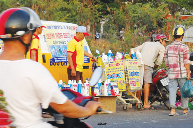 Những nơi có đông công nhân, người lao động… là điểm đến lý tưởng của hàng giả. Ảnh: U.P.