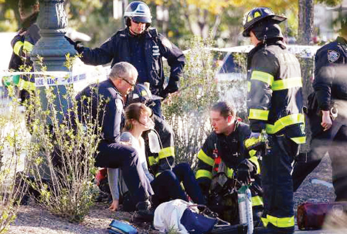 Một phụ nữ được đeo mặt nạ ô-xy trong vụ khủng bố bằng xe tải tại Lễ hội Halloween.