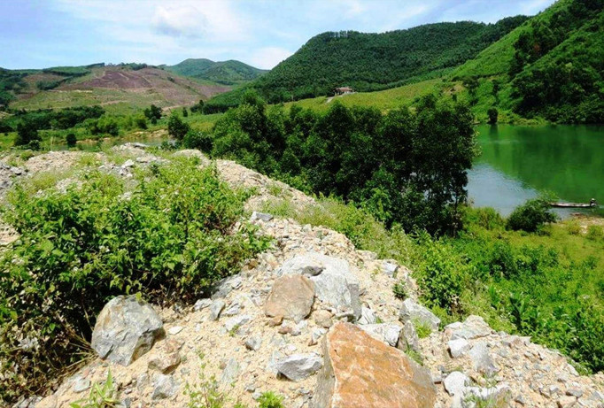 Chống sạt lở bờ sông bằng bãi thải không phép?