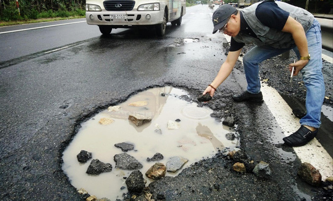 Ổ gà xuất hiện trên quốc lộ.