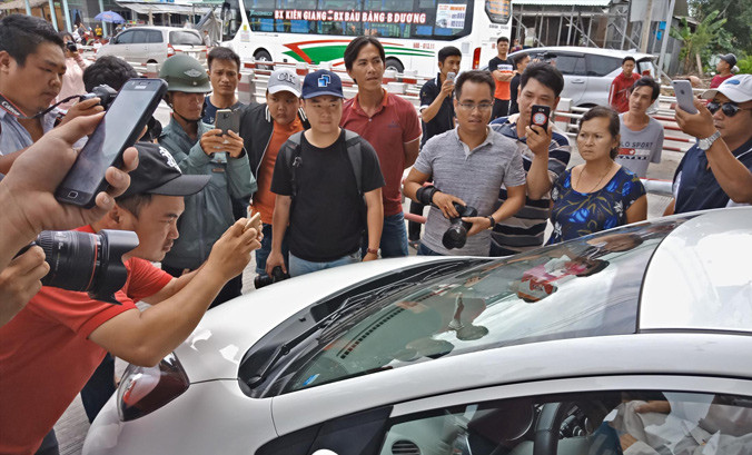 Người dân phản ứng tại BOT Cai Lậy.