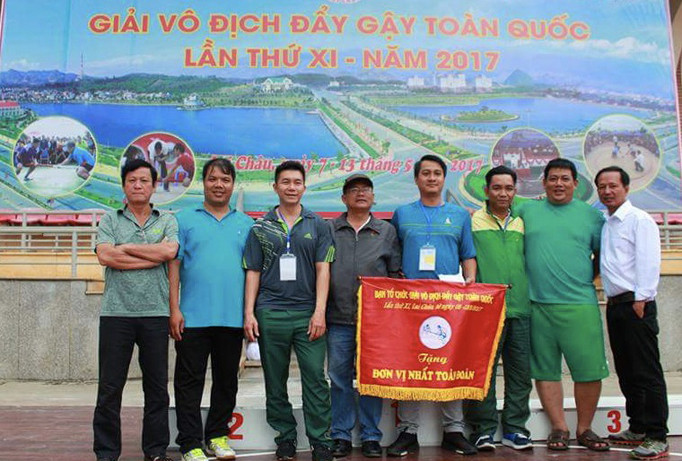 Võ sư Mai (thứ 3 từ phải sang) đưa 12 võ sinh đi thi môn đẩy gậy toàn quốc, các em mang về 12 huy chương vàng. 