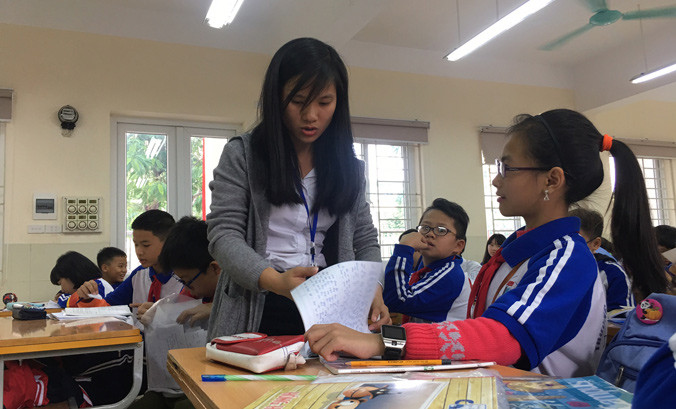 Cô Huyên trong một giờ dạy tại trường.