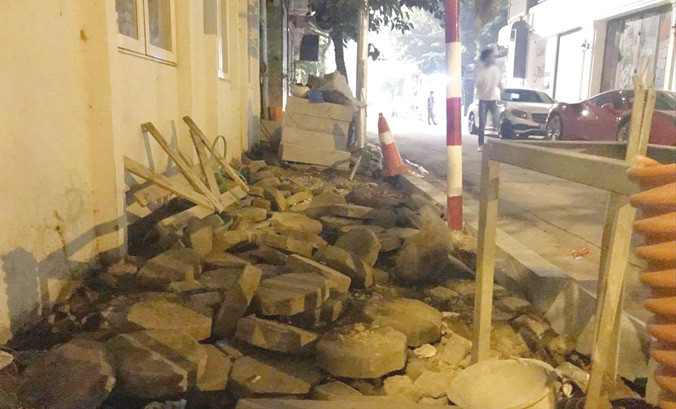 Gạch block cũ được lật lên để chuyển đi tại phố Ngô Văn Sở (quận Hoàn Kiếm). 