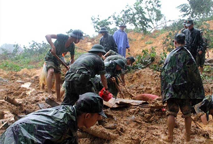 Lực lượng quân đội tìm kiếm thi thể 4 công nhân thủy điện Trà My 1 và Trà My 2 mất tích do sạt lở.