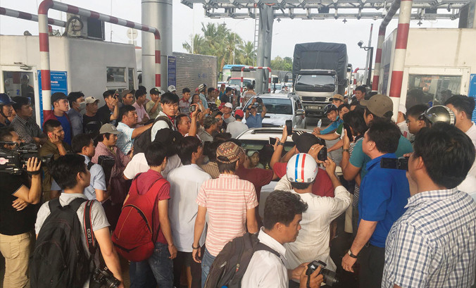 Cảnh hỗn loạn tại BOT Cai Lậy. Ảnh: Nhật Huy.