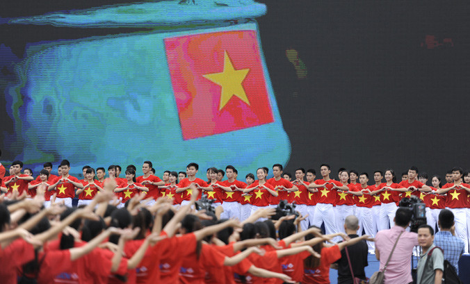 Theo GS Hoàng Chí Bảo, muốn làm cho lớp trẻ trở thành những công dân tốt, xã hội cần đối xử một cách dân chủ, công bằng, đặt niềm tin cậy thực sự vào thanh niên. Ảnh: Xuân Tùng.