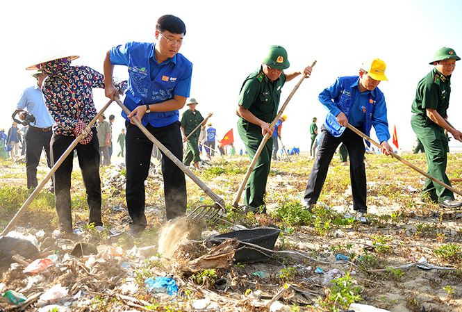Bí thư thứ nhất T.Ư Đoàn Lê Quốc Phong cùng ĐVTN và người dân tham gia hoạt động của chiến dịch dọn sạch bờ biển, bảo vệ môi trường. Ảnh: Xuân Tùng.