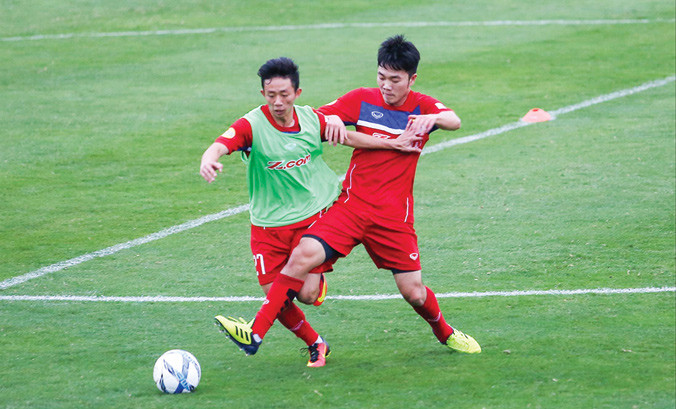 Xuân Trường (phải) nhiều khả năng sẽ trở về thi đấu tại V-League ở mùa giải tới. Ảnh: VSI.