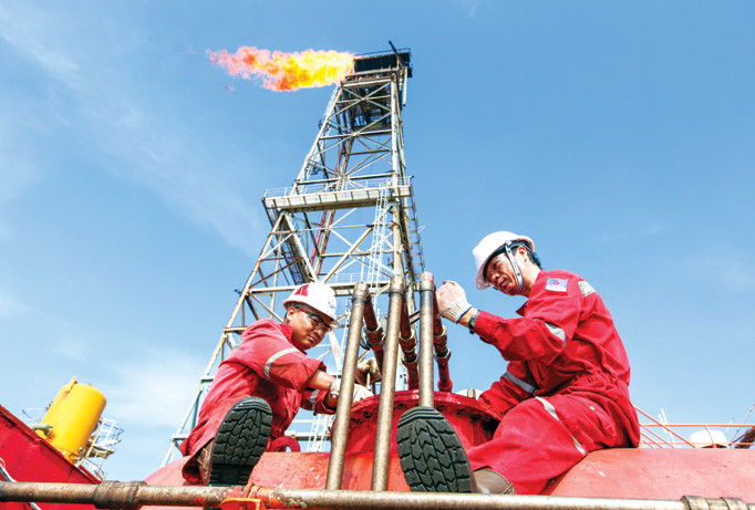 Vững tay chèo đưa PVEP vượt sóng cả