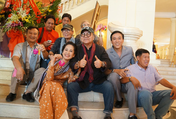 NSND Đoàn Dũng (giữa) bên đồng nghiệp và học trò tại Nhà hát Lớn nhân cuộc hội ngộ 60 năm Hội Nghệ sỹ Sân khấu Việt Nam. Ảnh: TOAN TOAN.
