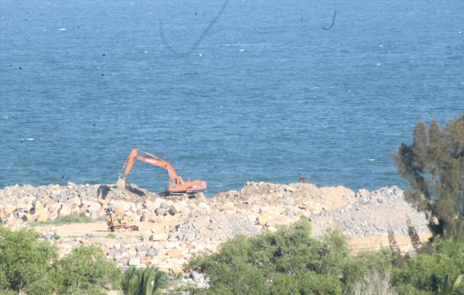 Đổ đất, đá trái phép xuống Vịnh Nha Trang: Do sơ suất?