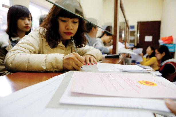 Người dân đi làm sổ đỏ tại bộ phận một cửa.