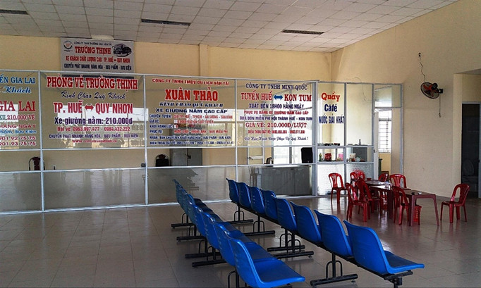 Các phòng vé, khu chờ tại Bến xe Quảng Điền luôn trong cảnh “chùa bà Đanh”.