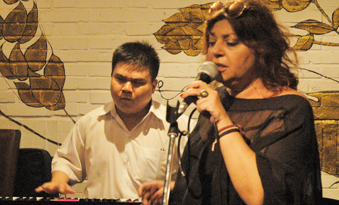 Nghệ sĩ Quốc Đạt chơi nhạc với nghệ sĩ quốc tế. Ảnh: Trần Nguyễn Anh.