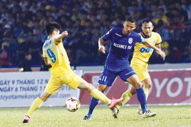 Anh Đức (áo xanh) trở thành Vua phá lưới V-League sau 15 năm danh hiệu này luôn thuộc về các chân sút ngoại. Ảnh: VSI.