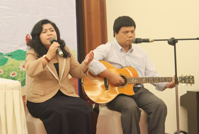 Người phụ nữ bay lên trên đôi chân giả