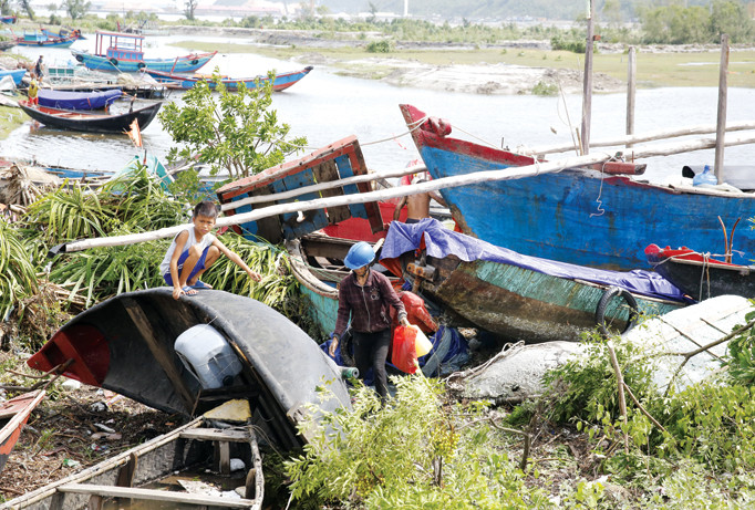 Thuyền vào bờ neo đậu tránh bão. Ảnh: Hồng Vĩnh.