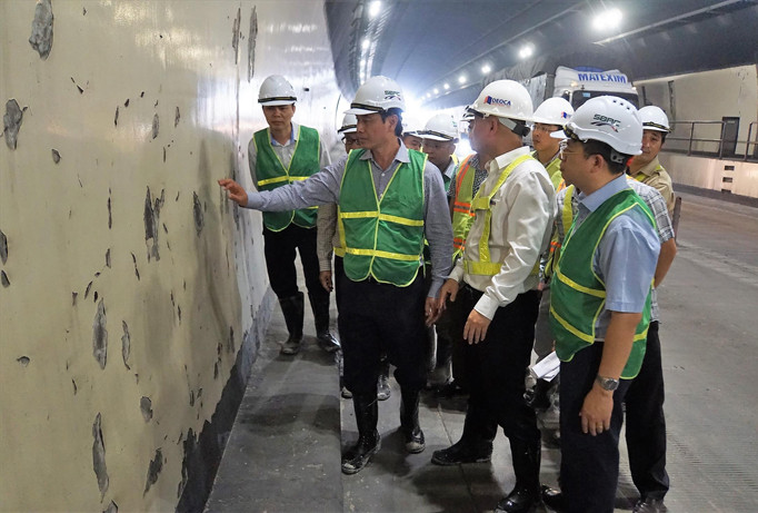 Thứ trưởng GTVT Lê Đình Thọ kiểm tra các vết nứt tại hầm Hải Vân chiều 25/10. Ảnh: Sỹ Lực.