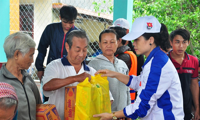 Những món quà tình nghĩa của ĐVTN trao cho nạn nhân thiệt hại do mưa lũ.