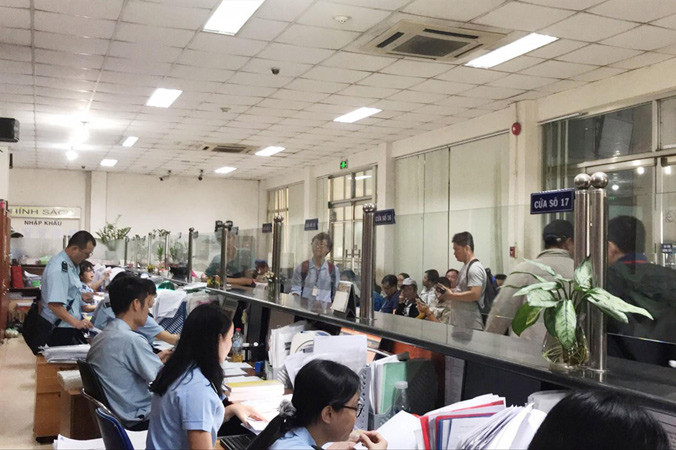 Hoạt động giao dịch hối hả tại Chi cục Hải quan khu vực 1, TPHCM.