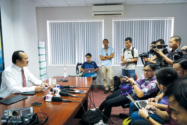 Chủ tịch VPF Võ Quốc Thắng trao đổi với báo giới sau một cuộc họp của VPF. Ảnh: VSI.