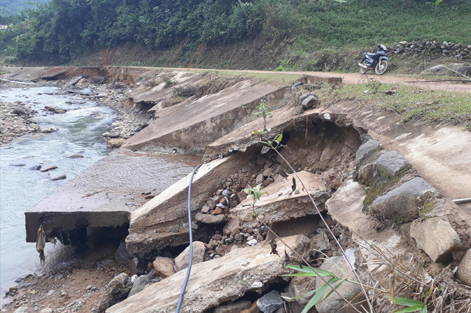 Sạt lở bờ kè, nguy cơ dân mất đường đi