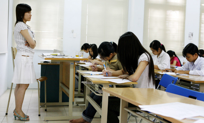 Vấn đề tăng lương cho giáo viên rất bức thiết, chế độ tiền lương của nghề thấp không thể thu hút được người tài. Ảnh: Hồng Vĩnh.