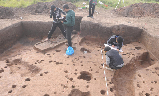 Các chuyên gia của Trường Đại học Khoa học & Xã hội Nhân văn Hà Nội khai quật khu di chỉ Vườn Chuối. Ảnh: Tư liệu.
