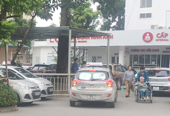 Bị taxi trong BV từ chối đi với đoạn đường ngắn, bệnh nhân đã ngồi xe đẩy đi ra cổng bắt taxi bên ngoài. Ảnh: Anh Trọng.