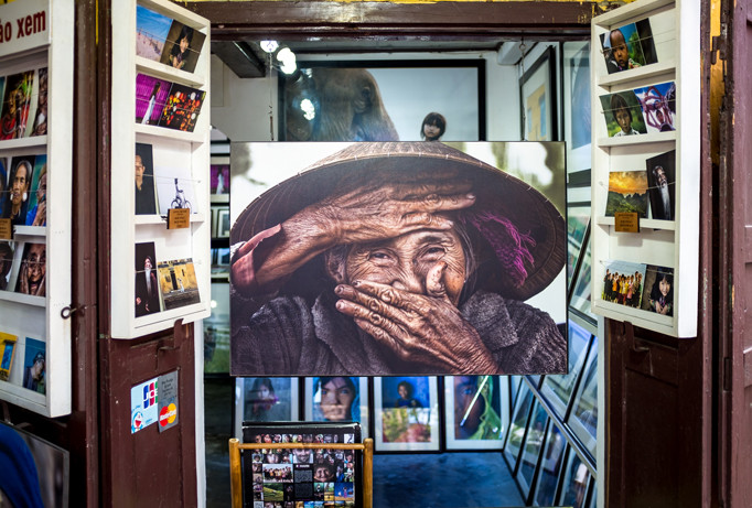 Bức “Nụ cười ẩn giấu” nổi tiếng tại phòng tranh “Sắc màu châu Á” của Réhahn tại Hội An. Ảnh: Linh Phạm.