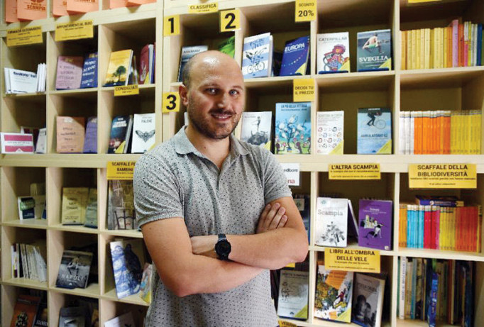 Ông chủ hiệu sách đầu tiên tại Scampia cho rằng, sách sẽ làm thay đổi suy nghĩ của người dân địa phương. Ảnh: Filippo Formatto.