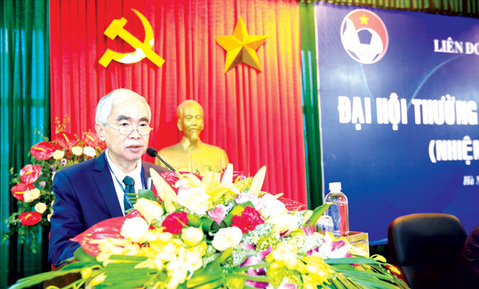 Chủ tịch Lê Hùng Dũng phát biểu tại Đại hội thường niên VFF khoá 7 ngày 2/12 vừa qua. Ông Dũng sẽ chính thức nghỉ khi VFF tiến hành Đại hội khoá 8 dự kiến vào tháng 3/2018. Ảnh: VSI.