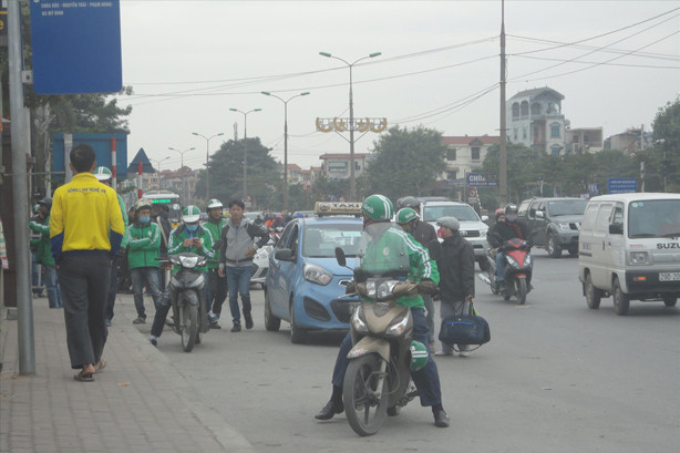 Lộn xộn điểm dừng xe buýt