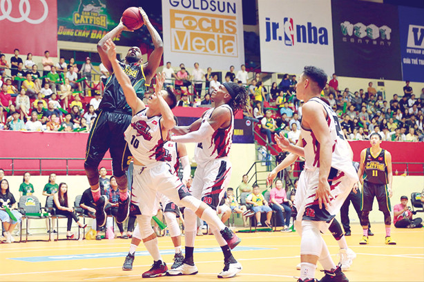 Chủ công Hamilton của Cantho Catfish (áo xanh) trong một pha lên rổ ghi điểm. Ảnh: T.A.