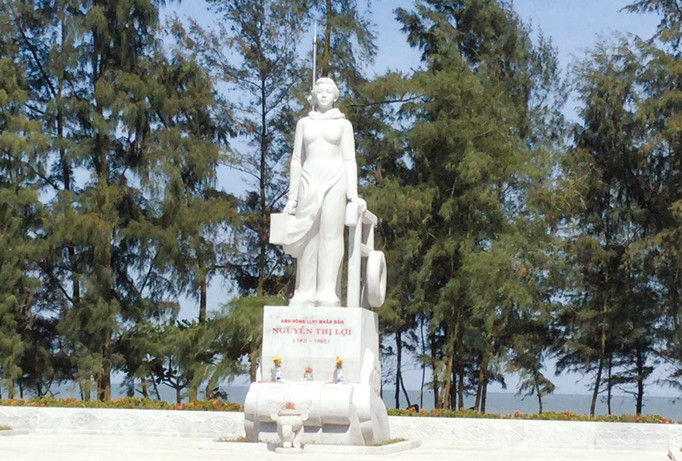 Bên tượng đài nữ anh hùng điệp báo