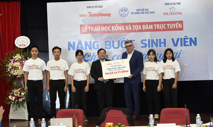 Tổng Giám đốc Prudential Việt Nam Stephen James Clark trao biển tượng trưng tổng số tiền 1,6 tỷ đồng Prudential tài trợ để trao học bổng cho Tổng Biên tập báo Tiền Phong kiêm Giám đốc Quỹ hỗ trợ tài năng trẻ và 5 đại diện cho 160 sinh viên đưọc nhận học b
