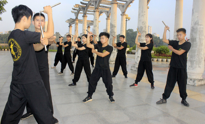 Võ sư Huy Côn đang hướng dẫn võ sinh. Ảnh: Hoàng Trung Hiếu.