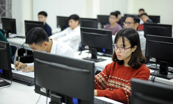 Sinh viên trường đại học quốc gia trong giờ nghiên cứu trên máy tính. Ảnh: Như Ý.