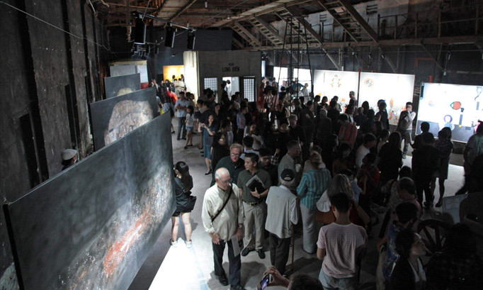 Lạc bước tân kỳ của 5 họa sĩ trong buổi khai mạc.