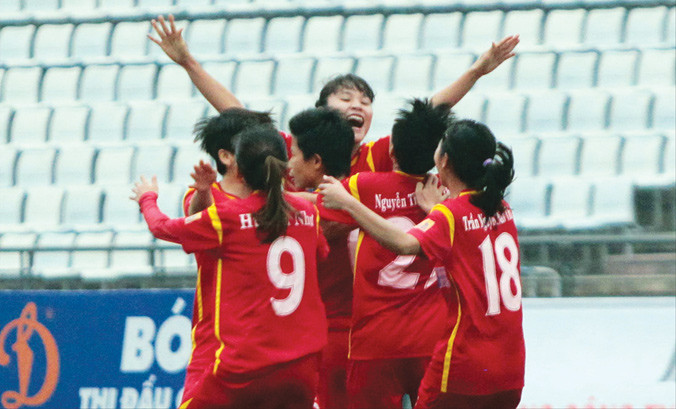 Các cầu thủ nữ TPHCM ăn mừng danh hiệu vô địch lần thứ 3 liên tiếp trước khán đài trống vắng khán giả. Ảnh: VSI.