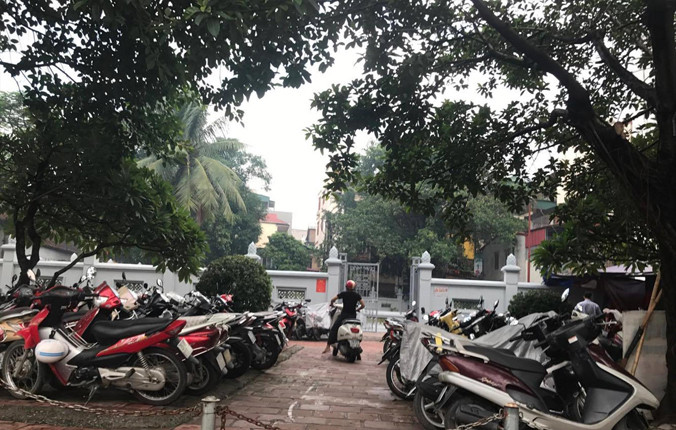 Bãi xe bịt kín cổng vào giếng Ngọc (khi di tích đình Kim Liên).