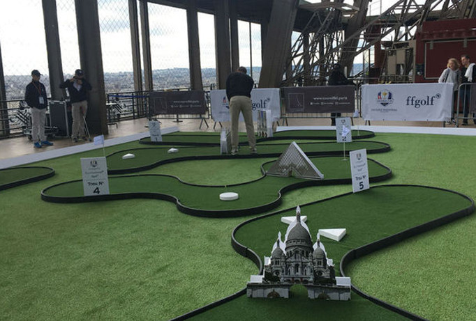 Sân golf trên tháp Eiffel.