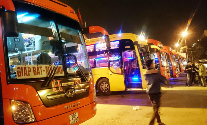 Xe khách H&N công khai đón khách đi Bến xe Mỹ Đình tại Bến xe Vinh. Ảnh: Bảo An.